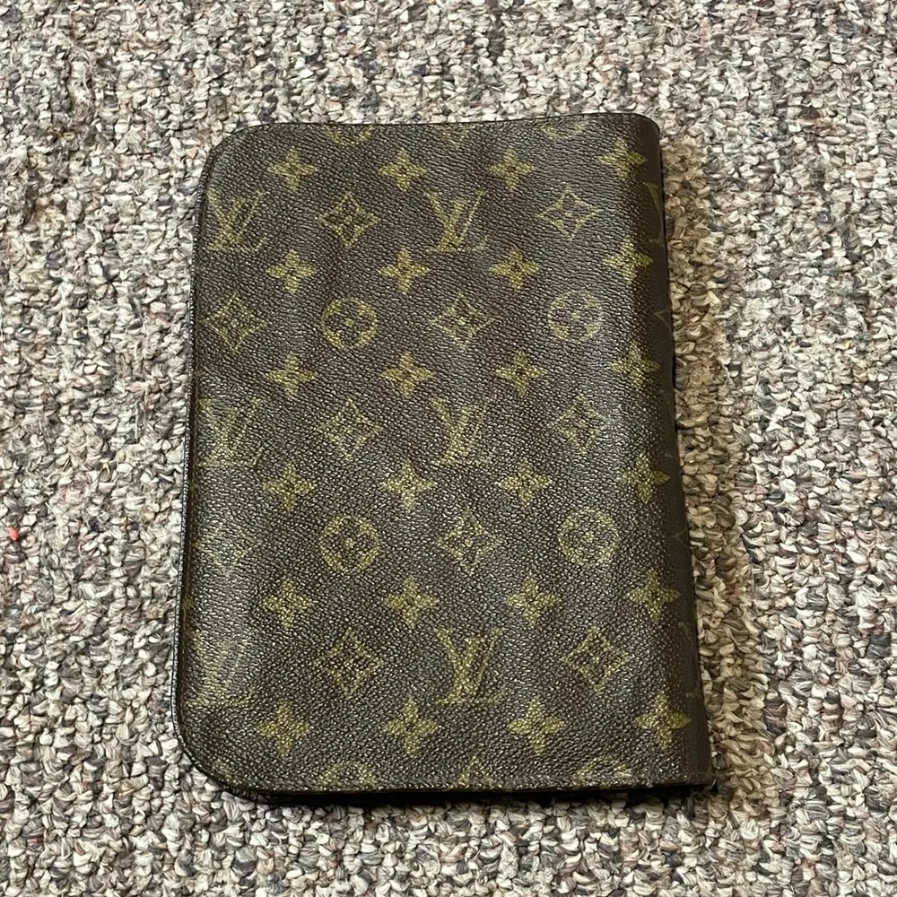Louis Vuitton elegant louis